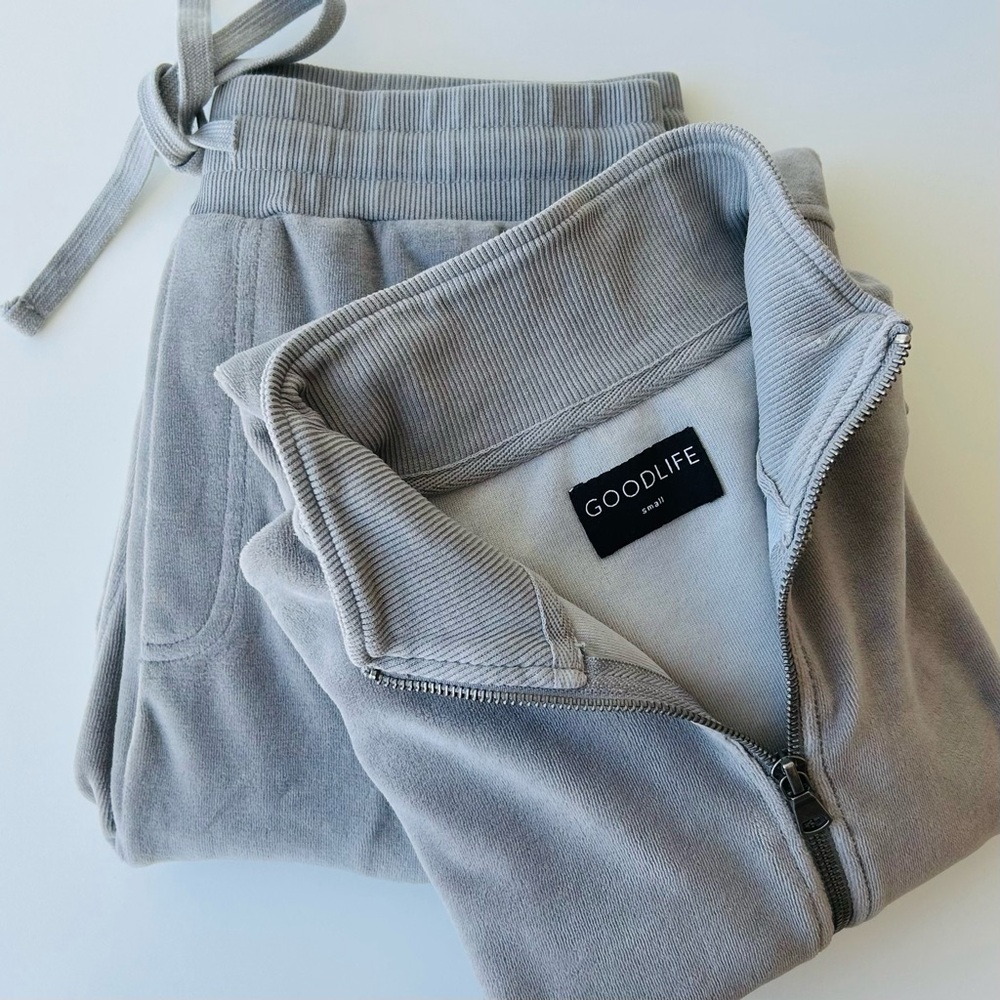 GOODLIFE Brand – 2-Piece Velvet Track Suit
Men’s Small (can work as unisex)